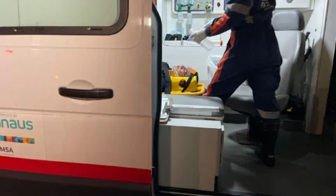 Suspeito de assaltar mulher em ponto de ônibus é espancado em avenida de Manaus