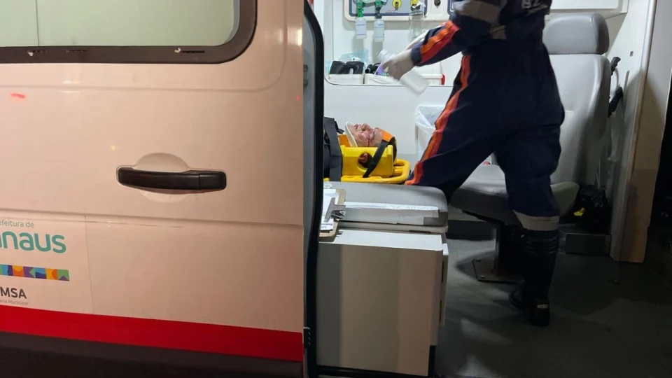 Suspeito de assaltar mulher em ponto de ônibus é espancado em avenida de Manaus