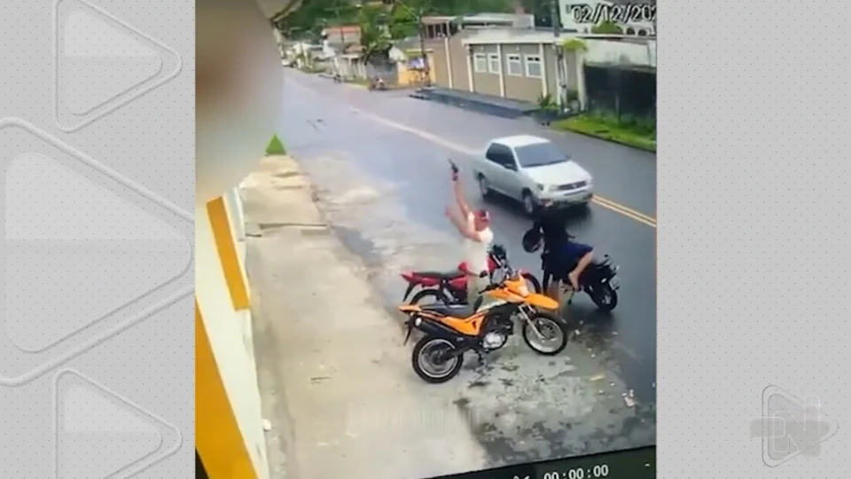 VÍDEO: suspeitos tem assalto frustrado e atiram em direção a vítima em Manaus