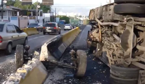 Ônibus colide com ‘dente de dragão’ e capota na Avenida Darcy Vargas em Manaus
