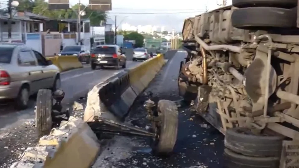 Ônibus colide com ‘dente de dragão’ e capota na Avenida Darcy Vargas em Manaus