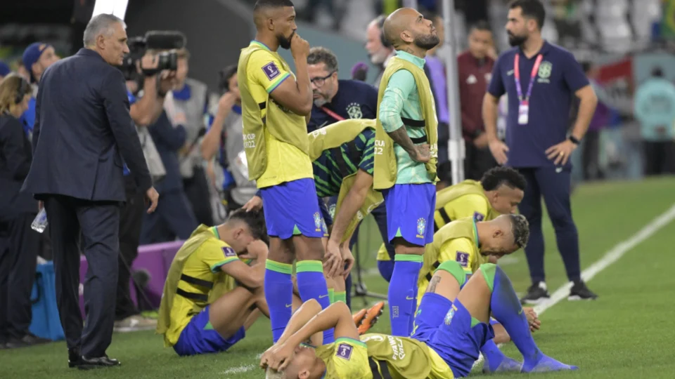 Tite ‘abandona’ jogadores no gramado após eliminação na Copa e diz: ‘Fim de ciclo’