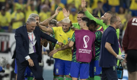 Tite após comemorar gol de Richarlison: ‘tenho que me adaptar’, sobre dança do pombo