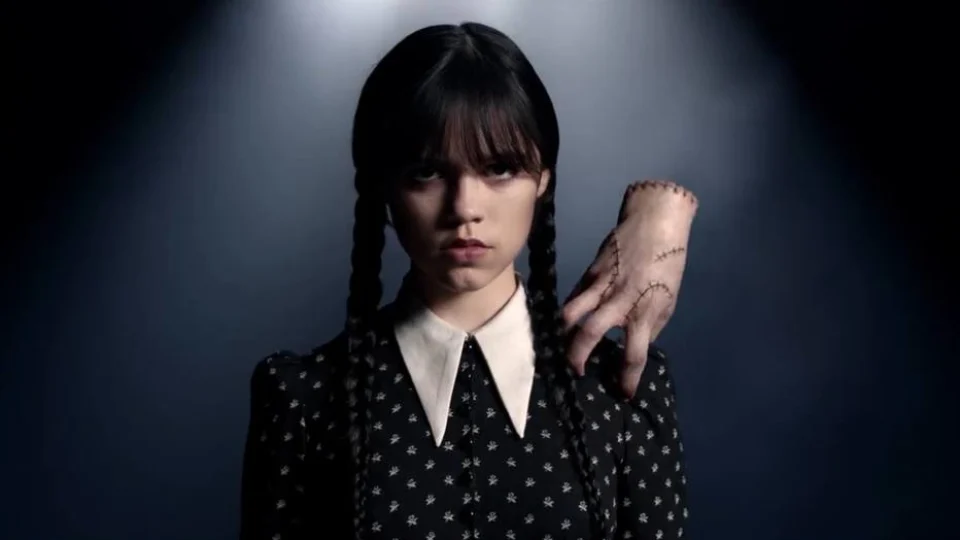 Gótico: na onda da série Wandinha, confira looks desse estilo de vida