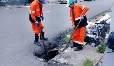 Serviços de limpeza são realizados em bueiros da Zona Oeste de Manaus