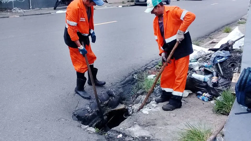 Serviços de limpeza são realizados em bueiros da Zona Oeste de Manaus