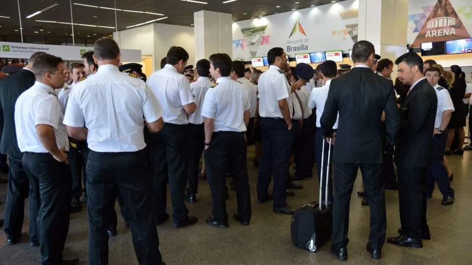 Aeronautas aprovam proposta de empresas e decidem encerrar greve