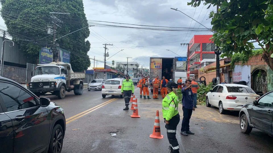 Trânsito em avenida do bairro Raiz segue interditado em Manaus