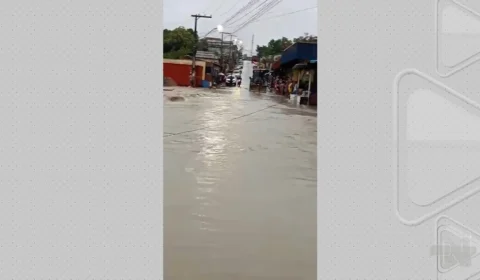 VÍDEO: água invade casas e famílias perdem pertences durante chuva em Manaus