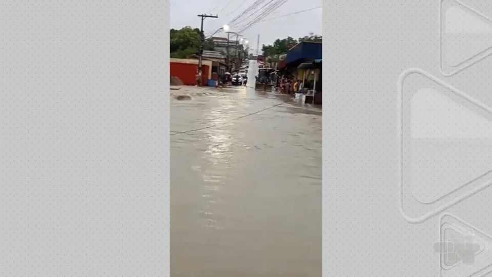 VÍDEO: água invade casas e famílias perdem pertences durante chuva em Manaus