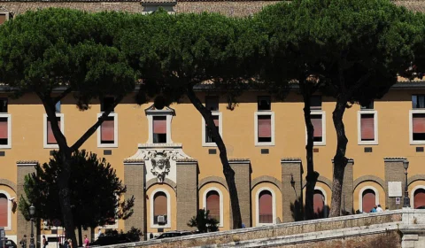 Atirador abre fogo e mata 3 mulheres em reunião de moradores em Roma, na Itália