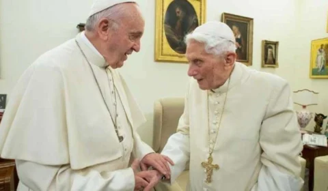 Papa Francisco pede orações pela saúde de Bento XVI: ‘Ele está muito doente’