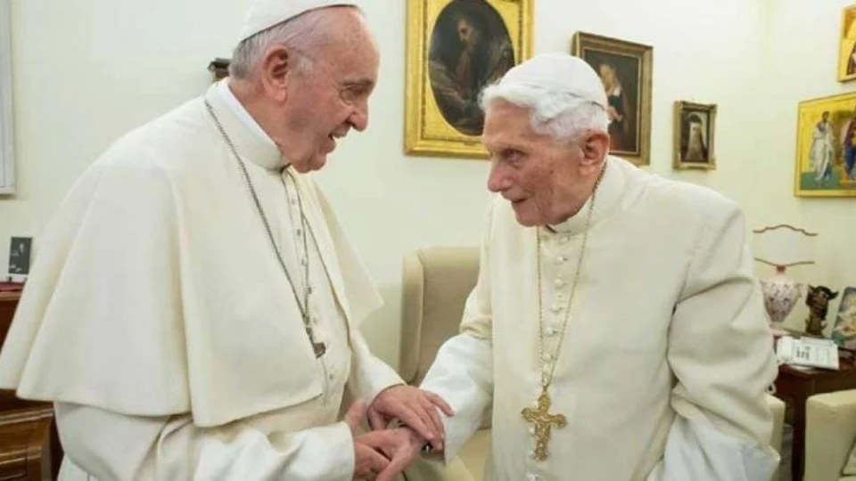 Papa Francisco pede orações pela saúde de Bento XVI: ‘Ele está muito doente’