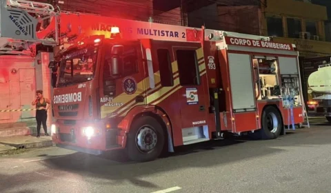 Incêndio de média proporção atinge prédio e quitinetes na Zona Sul de Manaus