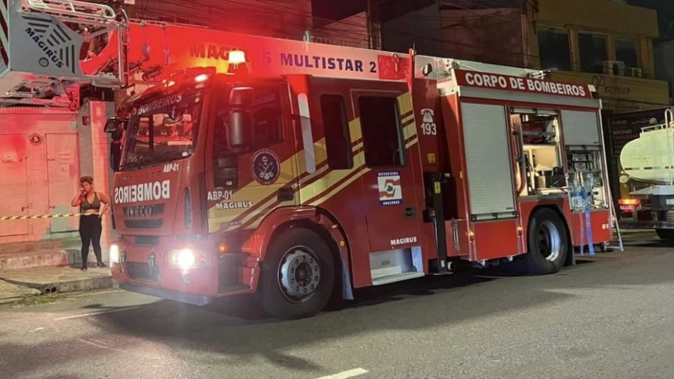 Incêndio de média proporção atinge prédio e quitinetes na Zona Sul de Manaus