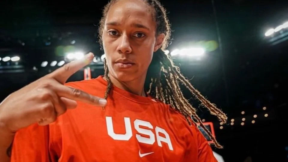 Brittney Griner chega aos EUA após ser libertada pelo governo russo