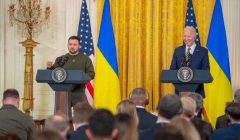 Câmara dos EUA aprova pacote de auxílio de US$ 45 bilhões para a Ucrânia