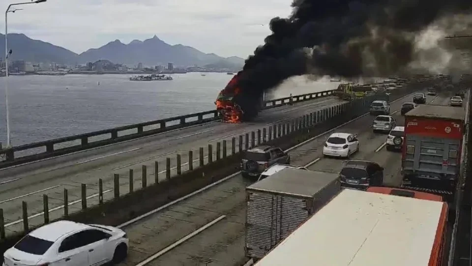 Caminhão-baú pega fogo na Ponte Rio-Niterói no Rio de Janeiro