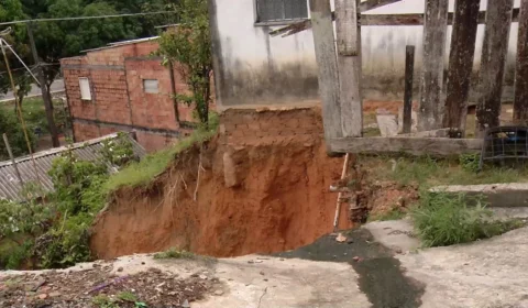 VÍDEO: casas correm risco de serem engolidas por cratera em rua de Manaus