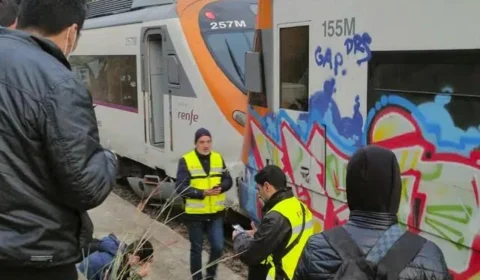 Colisão de trens deixa 155 pessoas feridas em Barcelona, na Espanha