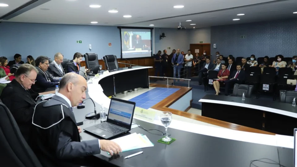 TCE-AM adia julgamento das contas de David Almeida após pedidos de vista