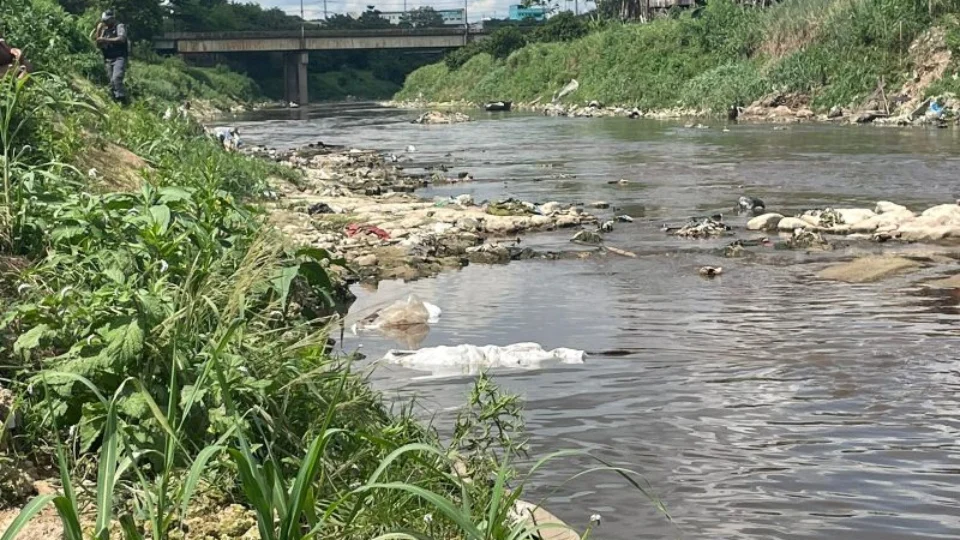 Corpo de homem é encontrado enrolado em saco plástico em igarapé no Glória