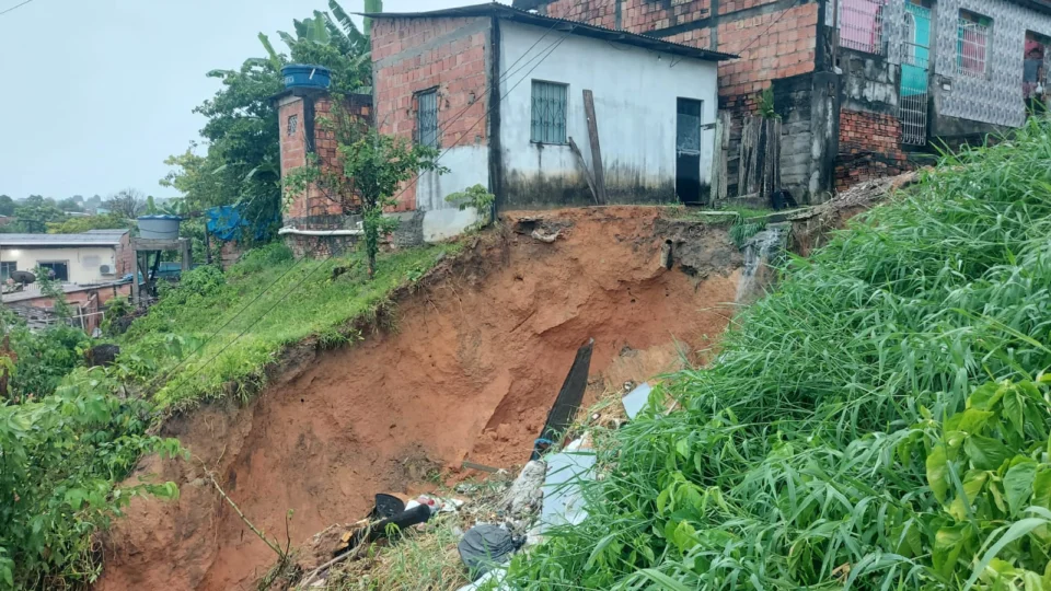 Chuva provoca deslizamentos e desabamentos em Manaus; veja registros