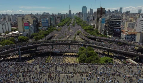 Multidão celebra título da Argentina nas ruas de Buenos Aires; veja fotos