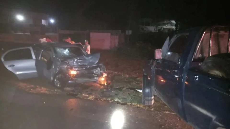 Três pessoas ficam feridas após acidente de carros em rodovia no AM
