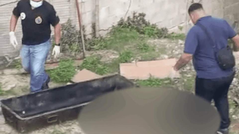 Homem é assassinado e tem corpo jogado em quintal de casa em Manaus
