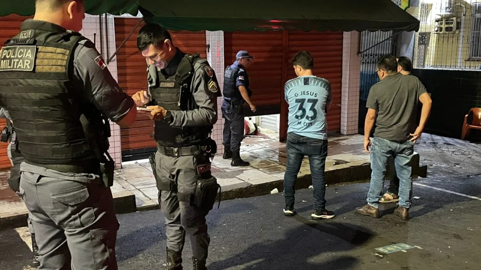 Homicídio: homem é morto a tiros dentro de bar no Centro de Manaus