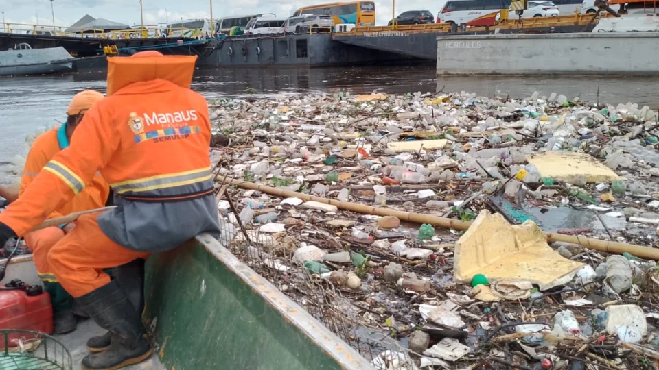 Ação retira diariamente 25 toneladas de resíduos de rios e igarapés de Manaus