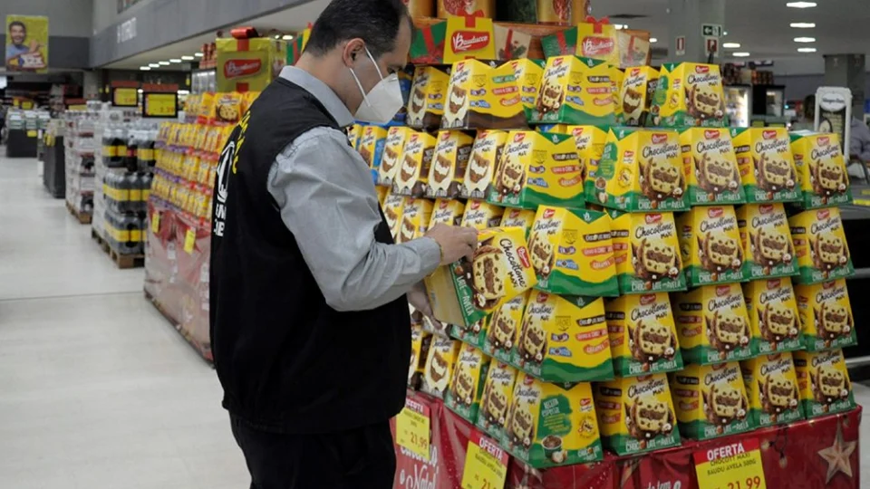 Operação ‘Boas Festas’ fiscaliza comércio de produtos natalinos em Manaus