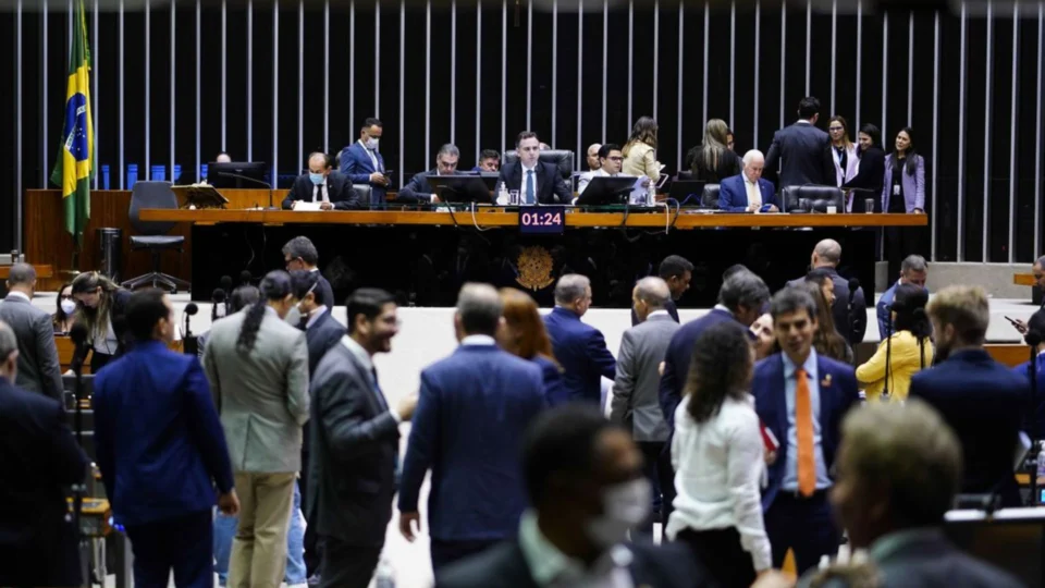 Projeto para viabilizar pagamento do piso salarial da enfermagem é aprovado