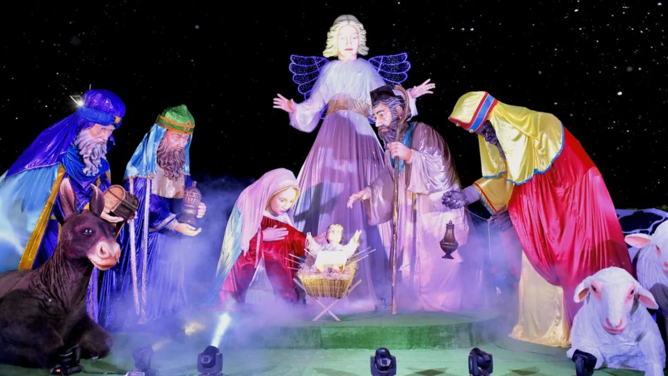 Presépio natalino gigante pode ser visitado na Ponta Negra, em Manaus