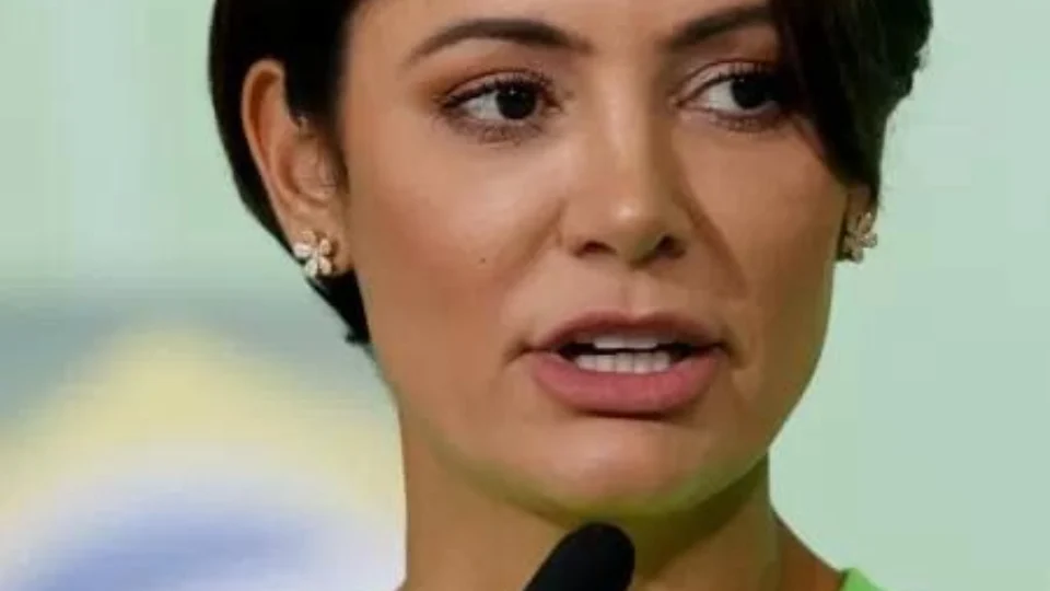 Michelle Bolsonaro doa moedas do espelho d’água do Alvorada para caridade