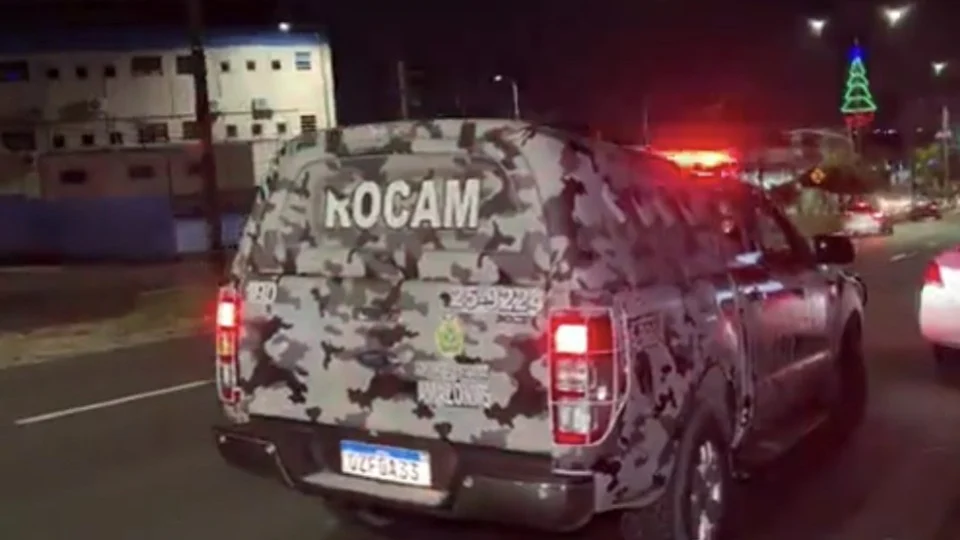 Suspeitos de assaltos batem carro e acabam presos após perseguição policial em Manaus