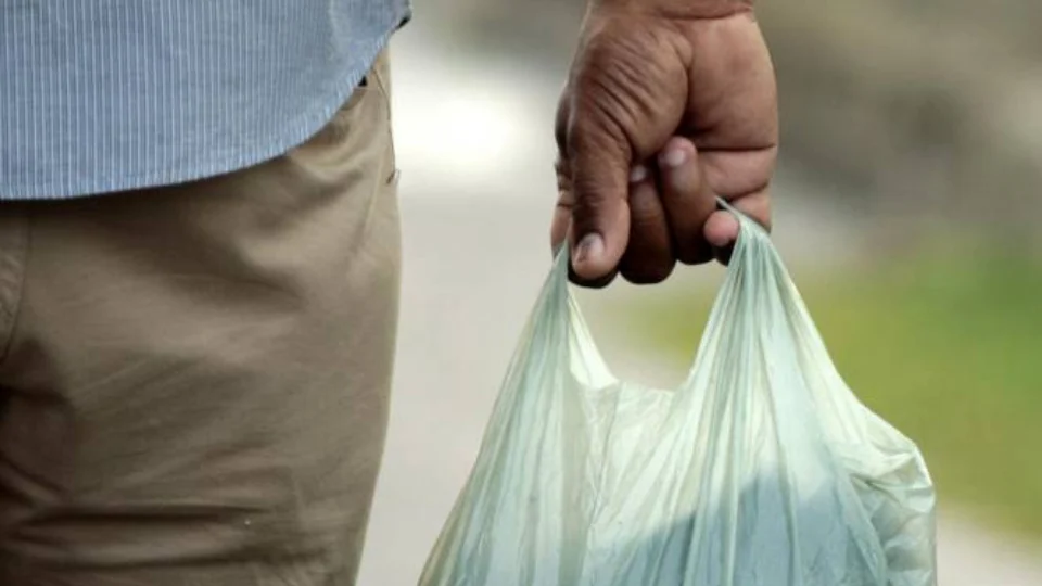 Lei proíbe venda de sacolas plásticas em todo o AM; Procon fiscaliza