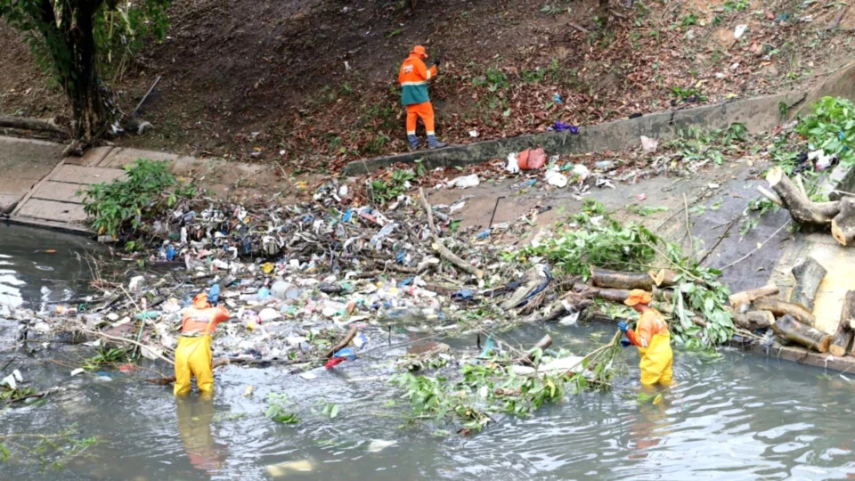 Semulsp realiza serviços de limpeza e prevenção em igarapés de Manaus