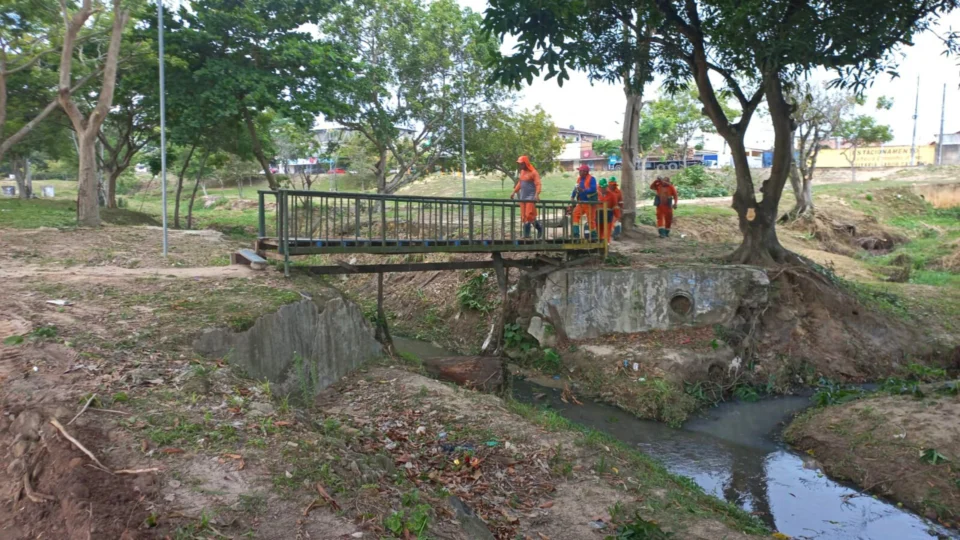 Semulsp realiza serviços de limpeza e manutenção em pontos de Manaus