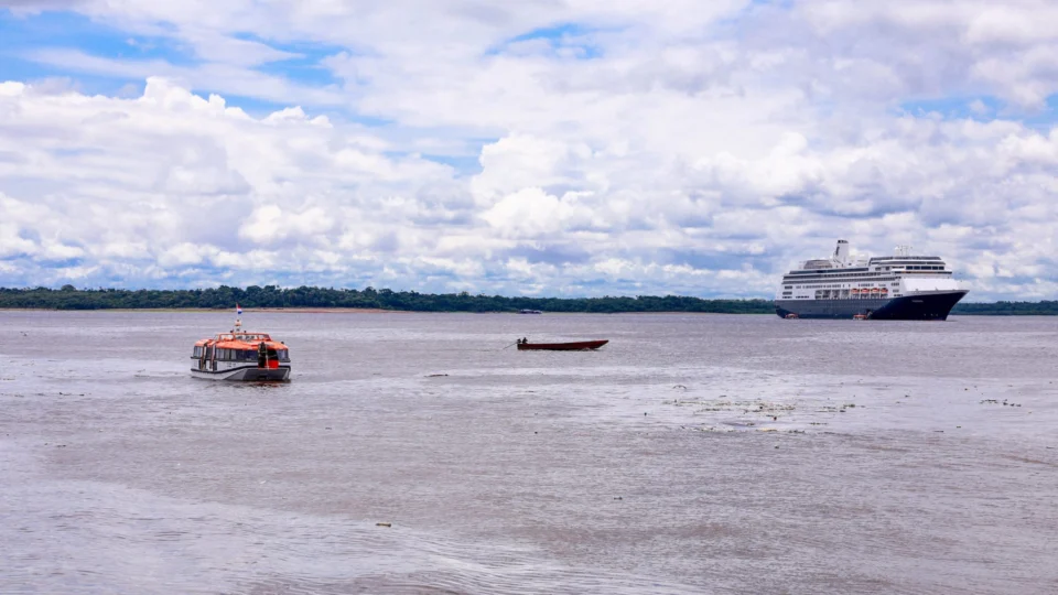 Navio cruzeiro holandês atraca em Manaus com mais de 2 mil turistas