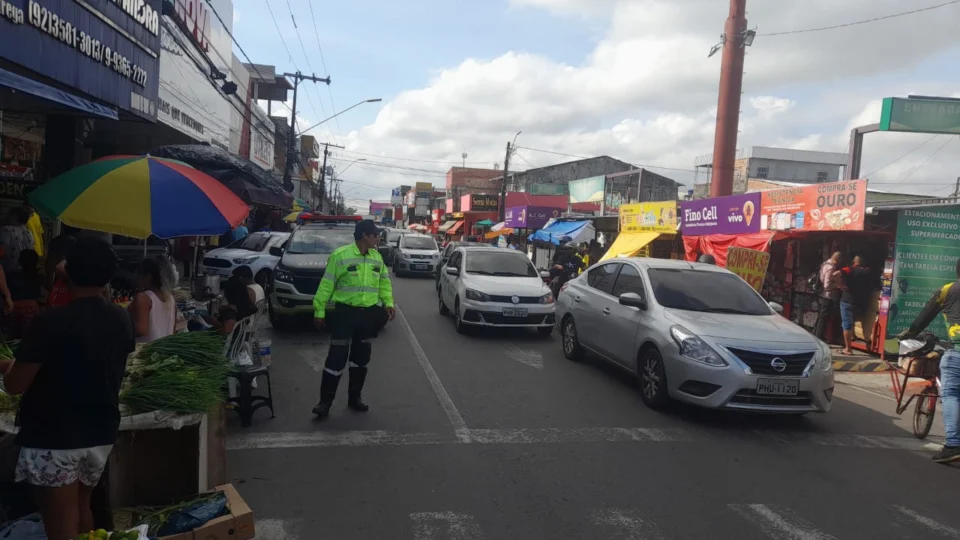 IMMU fiscaliza trânsito em áreas comerciais da Zona Norte de Manaus