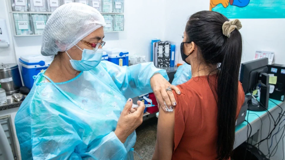 Primeiro lote de vacinas bivalentes contra covid-19 chega ao Brasil
