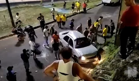 Acidente: carro capota e cai de barranco na Zona Centro-Sul de Manaus; vídeo