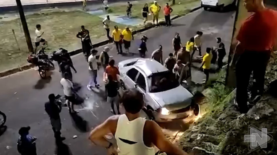 Acidente: carro capota e cai de barranco na Zona Centro-Sul de Manaus; vídeo