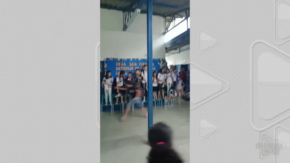 VÍDEO: forte chuva causa alagamento em escola municipal da Zona Norte de Manaus