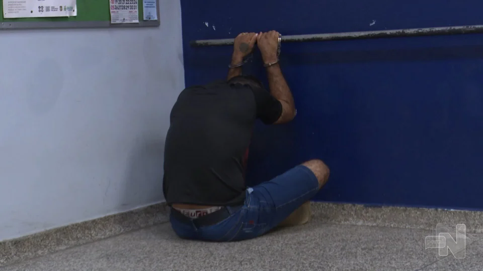 VÍDEO: após denúncia, homem é preso suspeito de tráfico de drogas em Manaus