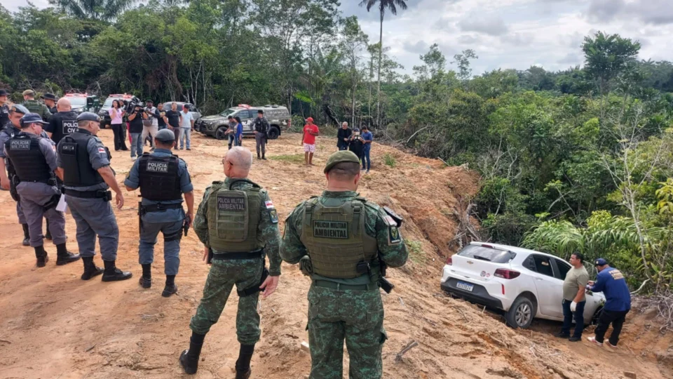 Vítimas encontradas dentro de um carro na AM-010 são identificadas