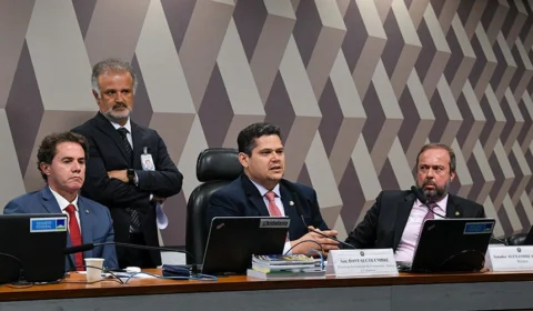CCJ aprova PEC da transição que amplia teto de gastos em R$ 145 bilhões