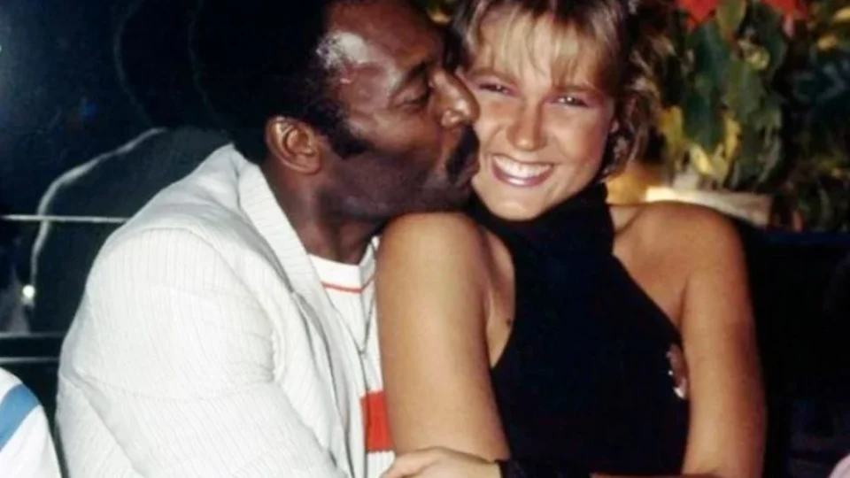 Xuxa, ex-namorada de Pelé, faz post de homenagem ao Rei